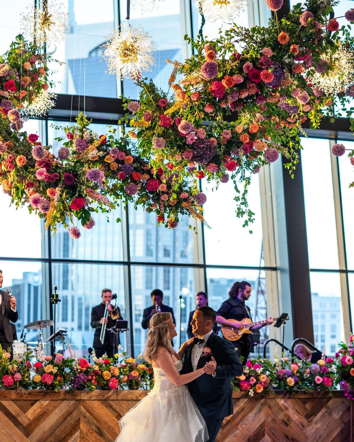 It&rsquo;s the Batman building in the back for me.  Okay, and maybe it&rsquo;s also the bright color palette, the chandelier of flowers and stars, and the joyful couple too. 

Planner: @erinlynnevents 
Photographer: @kathythomasphoto 
Lighting: @na