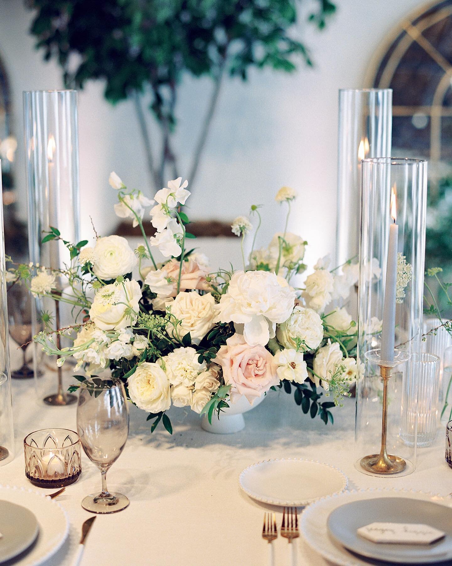 Show stopping sweet peas and killer candles from @featherandoaktn. Best recipe for a beautiful head table. ✨

Photographer: @rachel.fugate 
Planner: @devonleigh_events 
Florals: @maryloverichardson 
Candles: @featherandoaktn 
Venue: @thesaintelle 
 
